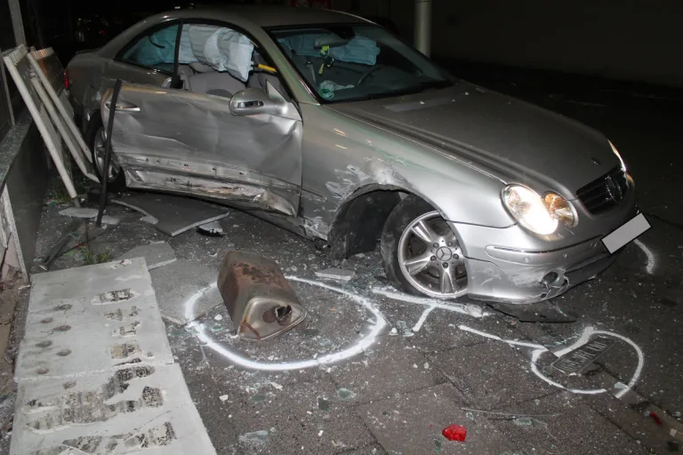 Marxloh – Auto landet in Schaufensterscheibe
