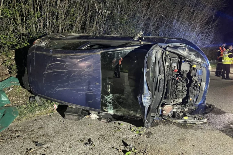 Allschwil BL – Unfall in Kurve endet mit Überschlag