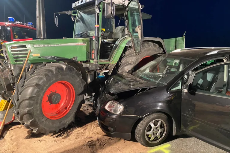 Bad Salzuflen – Drei Menschen bei PKW-Unfall mit Traktor verletzt