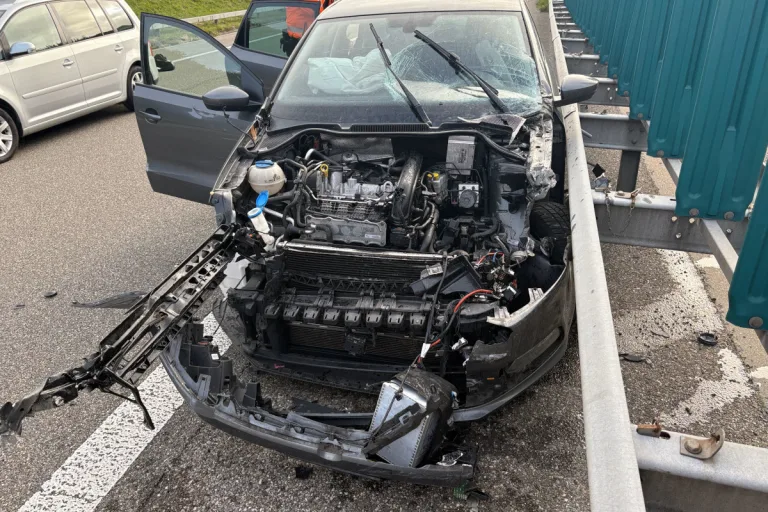 A1 Wil SG – Auto kracht bei Unfall auf Autobahn in Lastwagen