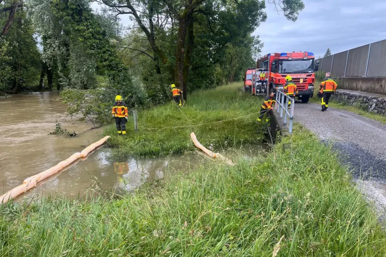 Kanton St.Gallen - Ölartige Flüssigkeit in Gewässern