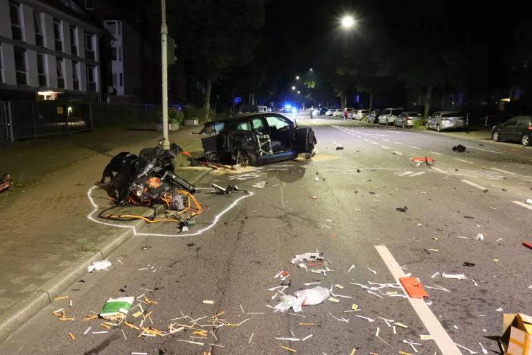 Vennhausen NW - Verkehrsunfall hinterlässt ein großes Trümmerfeld