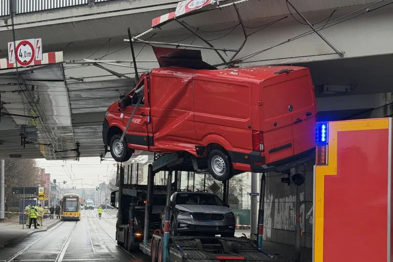 Dresden SN – Autotransport bleibt unter Brücke stecken und verliert Ladung