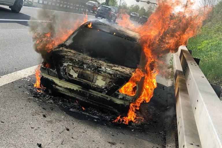 A2 Eich LU – Personenwagen auf der Autobahn ausgebrannt
