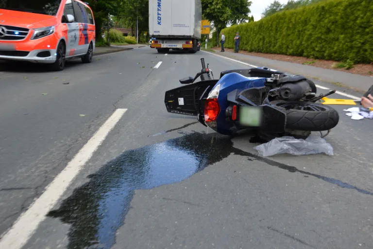 Vlotho – Rollerfahrer bei Kollision mit LKW schwer verletzt