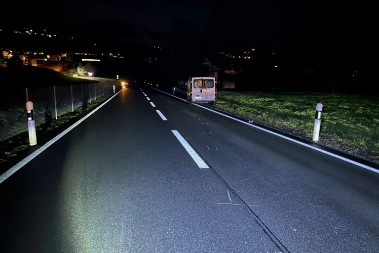 Gommiswald SG – Fahrunfähig mit Lieferwagen in Verkehrsinsel geprallt