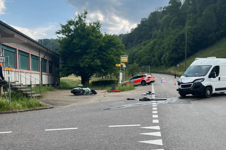 Unfall gestern in Nuglar SO - Kollision zwischen Lieferwagen und Motorrad mit zwei Verletzten 