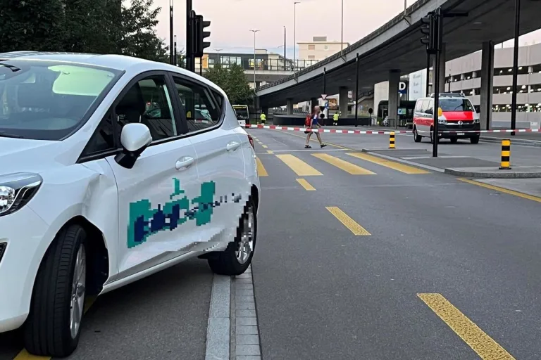 Wallisellen ZH - Fussgängerin von Auto erfasst und schwer verletzt