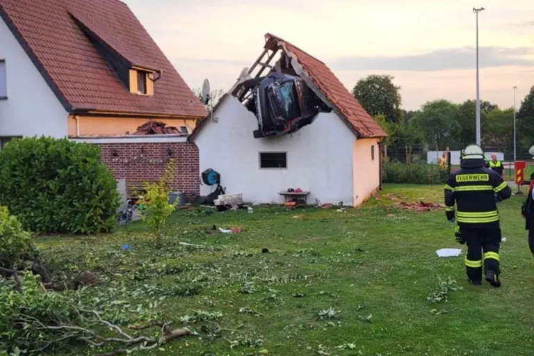 Heftiger Unfall in Bohmte NI: Pkw fliegt in Schuppendach und verletzt spielendes Kind lebensgefährlich