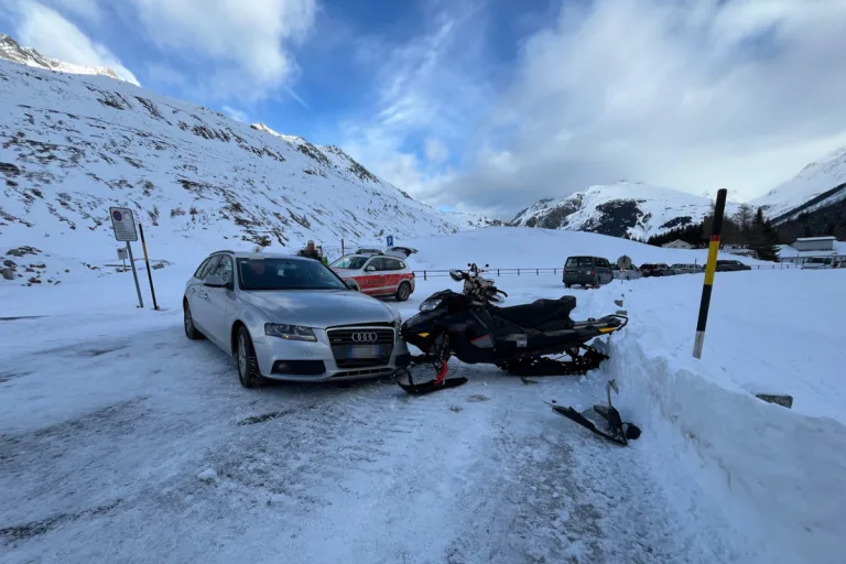 Hospental UR – Auto kollidiert mit Motorschlitten - eine Person erheblich verletzt