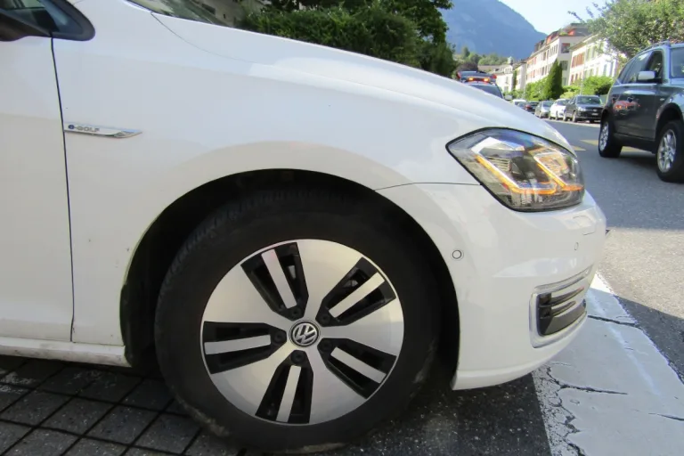 Glarus - Autolenker übersieht Velofahrer
