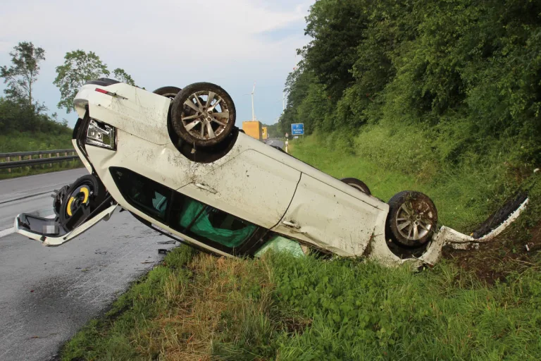A44 Büren – Bei Starkregen auf der Autobahn überschlagen