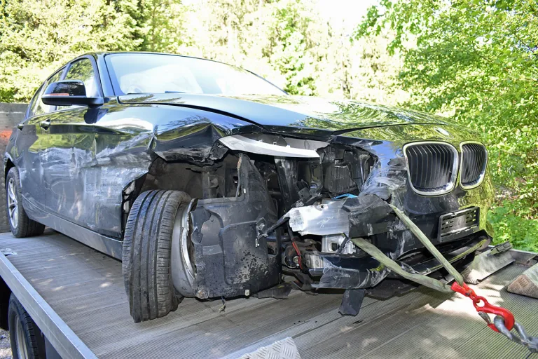 Sursee LU - BMW prallt in Leitplanke - Autofahrerin verletzt