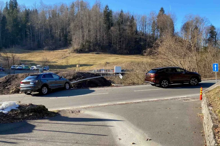 Menzingen ZG - Kollision bei Überholmanöver - eine Person verletzt