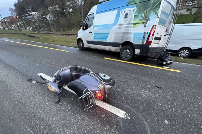 Herisau AR – Roller-Lenkerin bei Unfall mit Lieferwagen verletzt