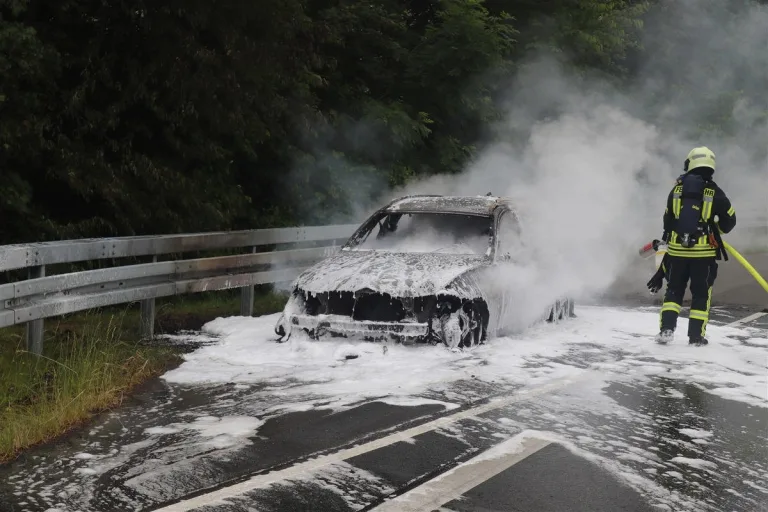 Autobrand bei Bad Driburg – B64 mehrere Stunden gesperrt