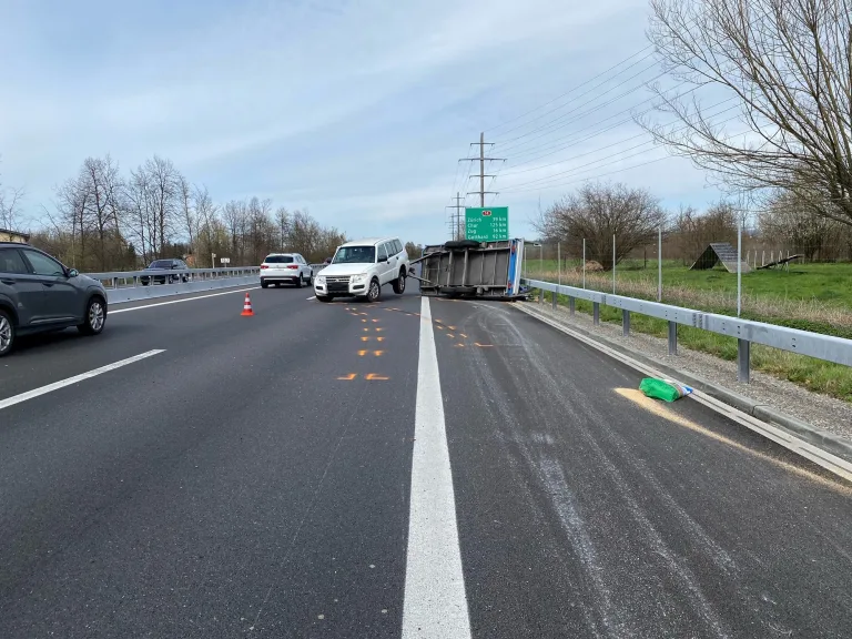 A14 Gisikon ZG: Anhänger kommt ins Schlingern und kippt zur Seite