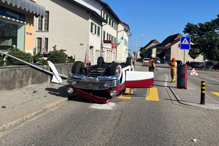 Oensingen SO - Oldtimer landet nach Unfall auf dem Dach 