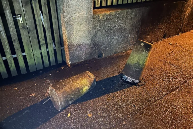 Baden AG - Zwei Betonpoller umgefahren 