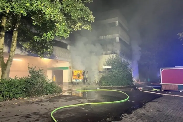 Mülheim an der Ruhr NW – Brand greift auf Parkhaus über