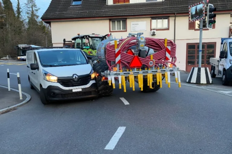 Baar ZG - Traktor prallt mit einem Lieferwagen zusammen 