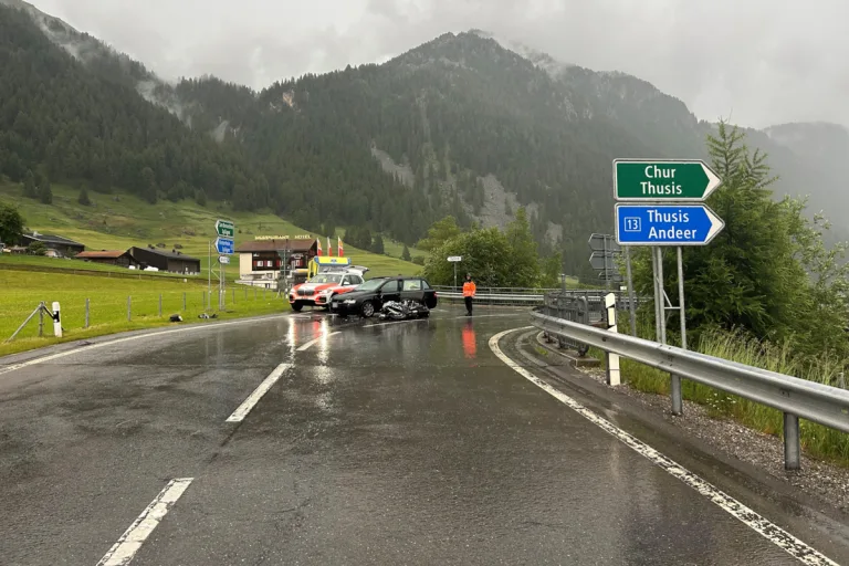 Zernez/Sufers GR – Drei Verletzte bei Motorradunfällen