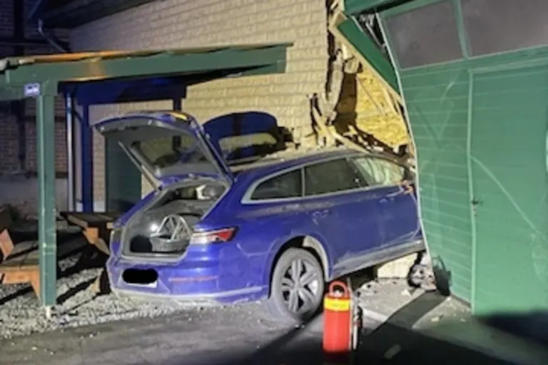 Unfall in Freden/Everode - Mauerwerk einer Scheune durchbrochen