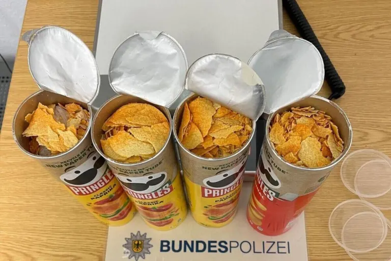 Bundesautobahn A 52 NW - Haschisch in Chipsdosen versteckt