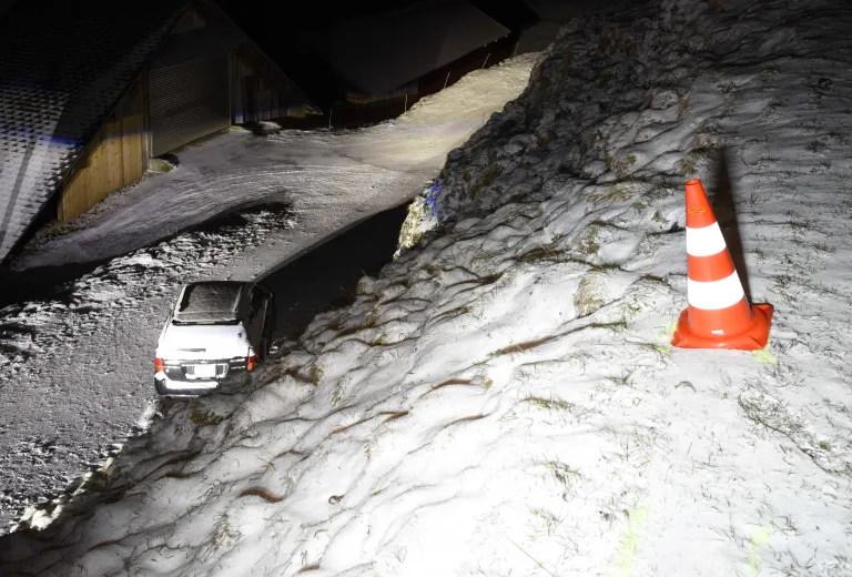 Illgau SZ – Auf schneebedeckter Strasse Kontrolle verloren und 10 Meter über Abhang gestürzt