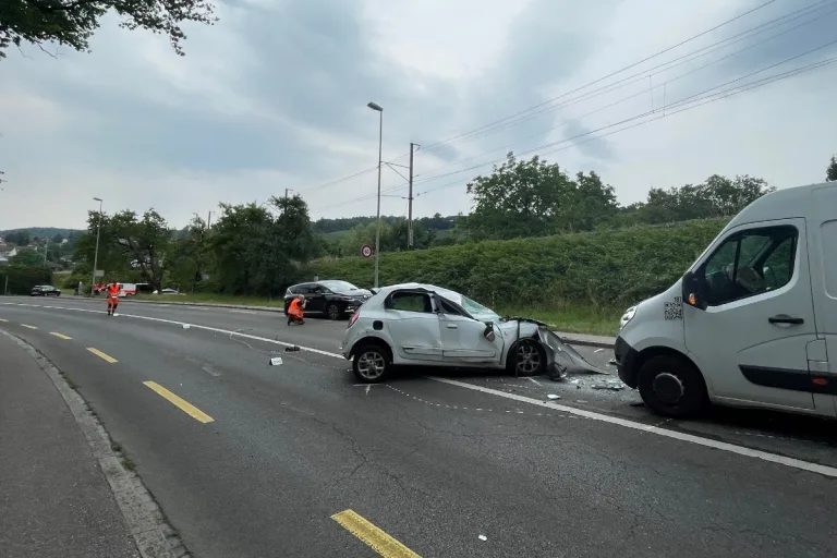 Unfall heute in Stäfa ZH - Drei Fahrzeuge prallen aufeinander - Mehrstündige Strassensperrung als Folge 