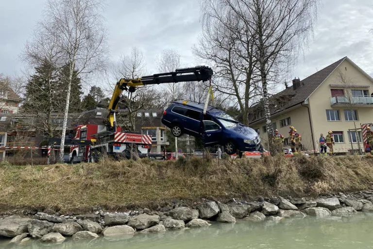 Bern – Auto bei Selbstunfall in Aare gelandet