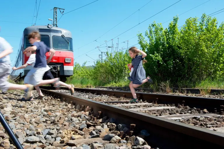 Rosenheim BY – Polizei warnt zum Ferienstart vor Lebensgefahr im Bahnbereich
