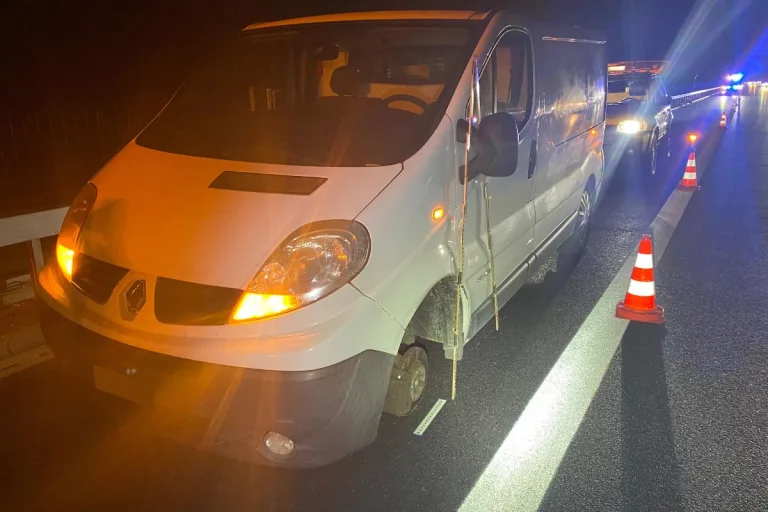 Gisikon LU - Lieferwagen verliert Rad – Strassenbelag auf einer Länge von 200 Metern beschädigt