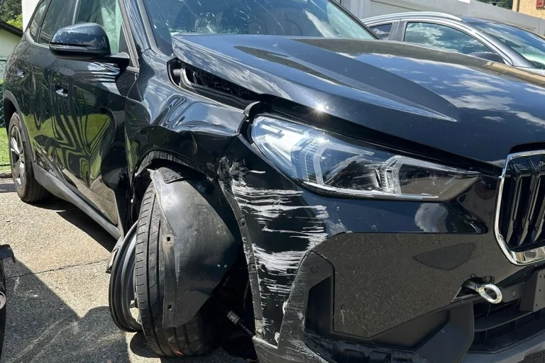Brusio GR - BMW mit Totalschaden nach Kollision mit Mauer