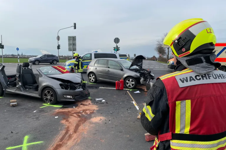 Zusammenstoß zweier Pkw in Neuss: Feuerwehr muss Insassin aus Fahrzeug befreien