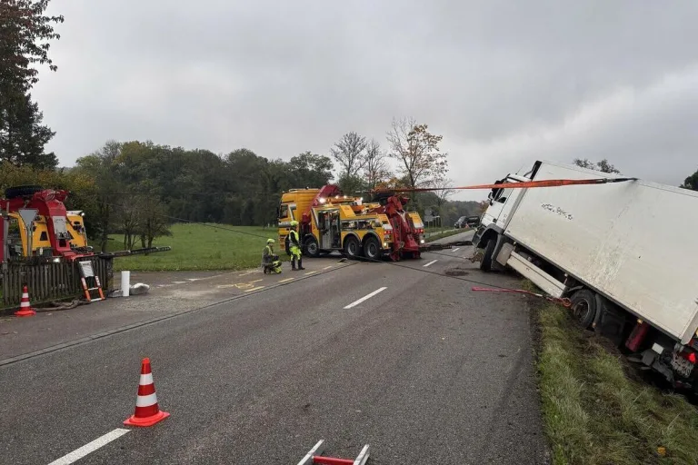 Winkel ZH - Lastwagen zur Seite gekippt - Strasse gesperrt