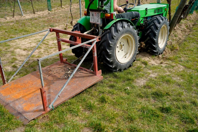 Schwer verletzter Landwirt unter Traktor eingeklemmt: Rettung per Hubschrauber