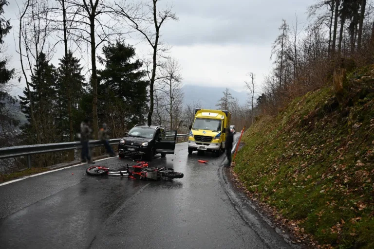 Mels SG - Motorrad kollidiert nach Selbstunfall mit Fiat Panda