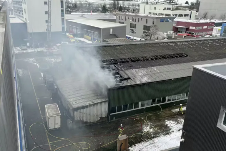 Brügg BE – Garage und Firmengebäude bei Brand beschädigt