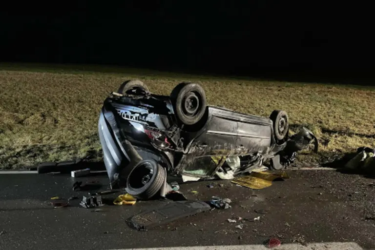 Courlevon FR – Ein Auto landet auf dem Dach