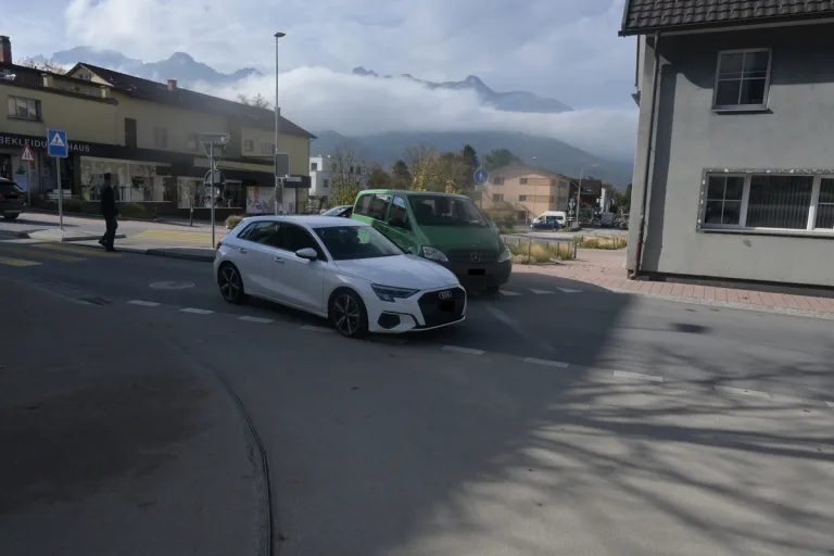Schaan FL - Mit einem vortrittsberechtigten Auto kollidiert