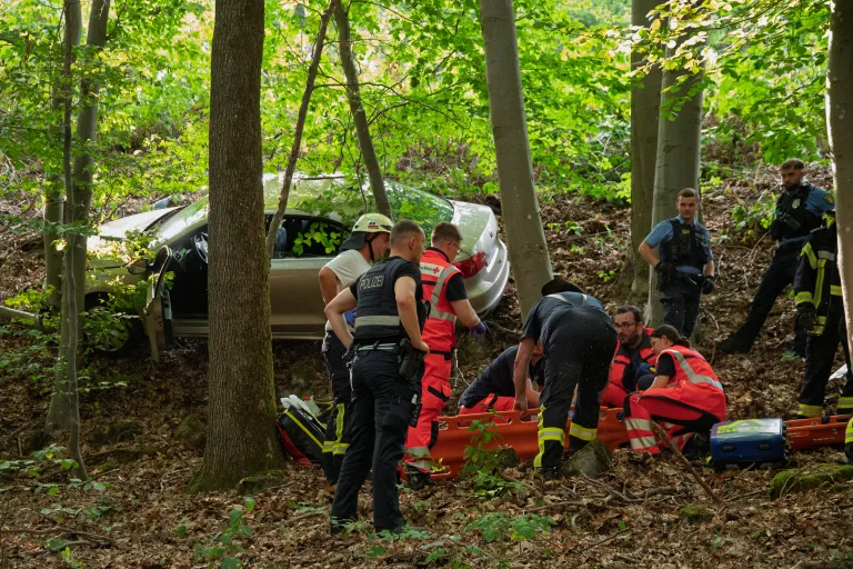 Neunkirchen – Auto stürzt Böschung hinab