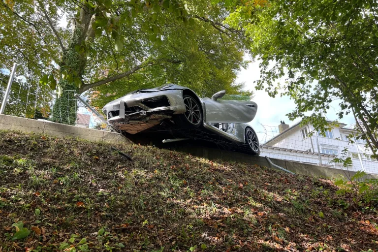St. Gallen - 20-Jährige verliert Kontrolle über Porsche und verunfallt
