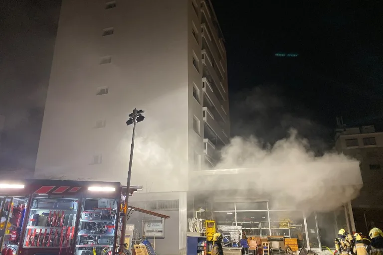 Oberwil BL - Pizzeria und Brockenstube geraten in Brand