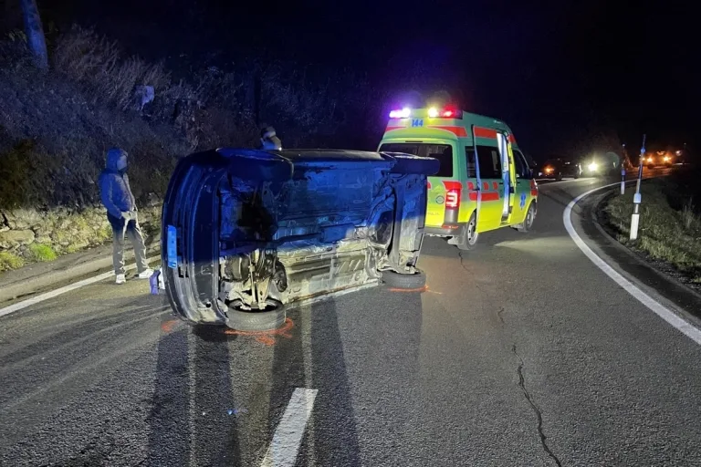 San Carlo GR - Auto kippt bei Unfall zur Seite