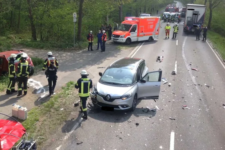 Tragischer Unfall in Kerpen-Türnich - PKW kracht in LKW - Zwei Menschen tot!