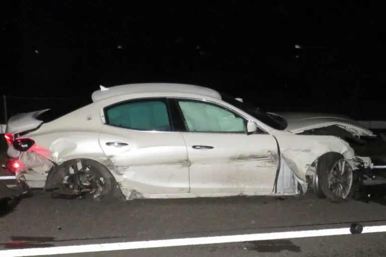 Benken SG - Maserati gerät auf der A3 in die Leitplanken - nachfolgendes Auto verunfallt auch