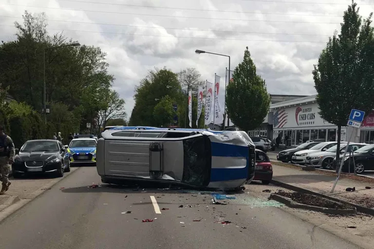 Kaiserslautern - Fahrzeug der US-Militärpolizei überschlägt sich