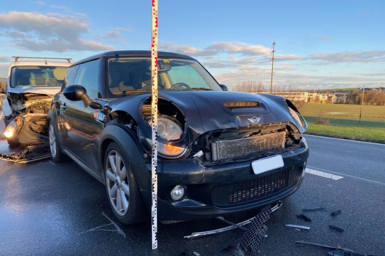Kanton Zug – Auffahrunfall mit fünf beteiligten Fahrzeugen - Fussgängerin von Auto erfasst