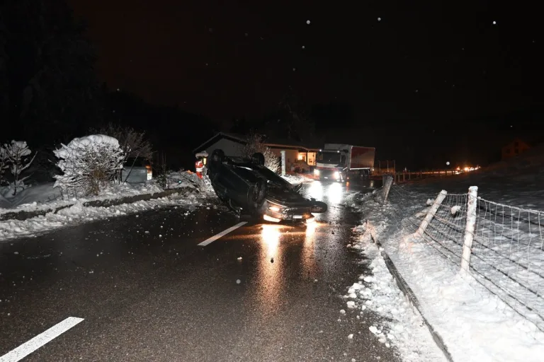 Zuzwil SG - Totalschaden nach Unfall - Auf dem Dach gelandet 